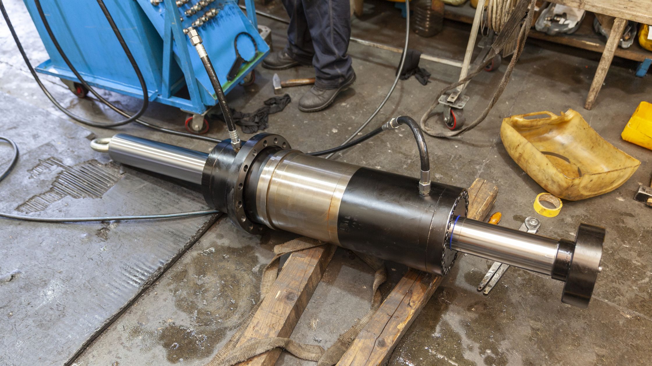 A picture of a large hydraulic cylinder. 